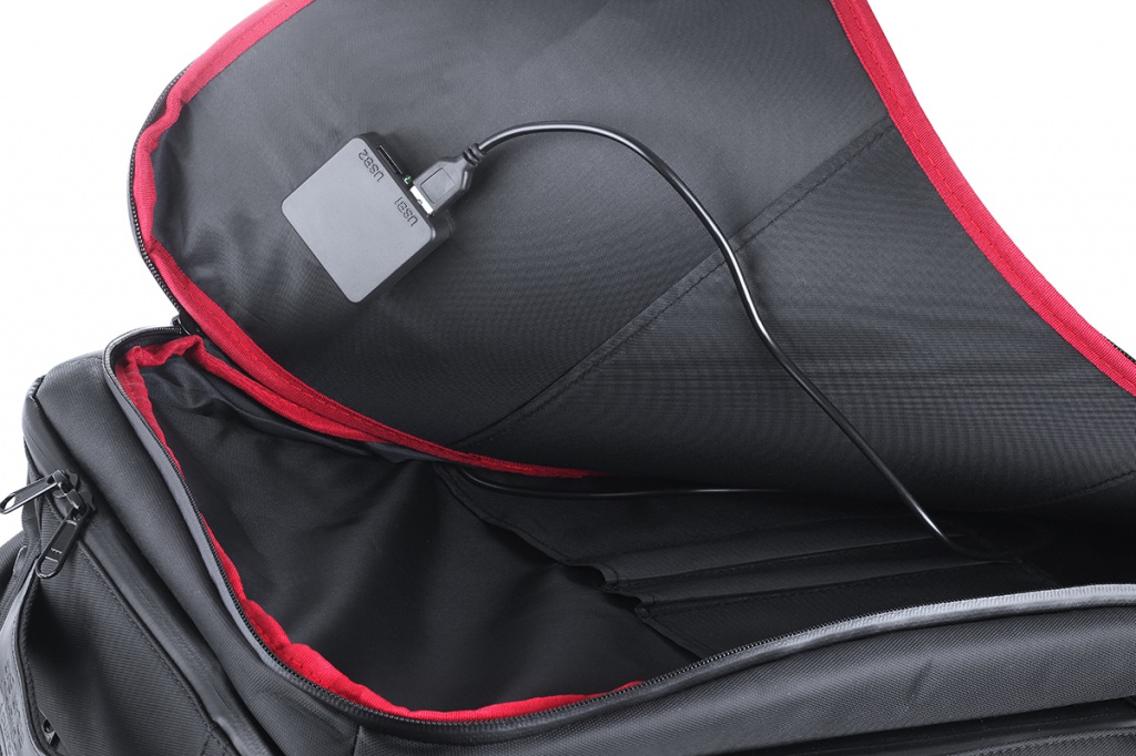 Qumo-PowerAid-Solar-Bag-7.jpg